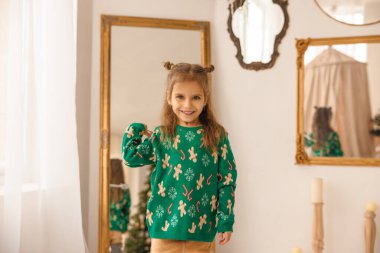 Tatlı uzun saçlı kız iyi bir periyi oynarken eğleniyor.