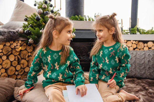 Deux Jumeaux Mignons Écrivant Une Lettre Père Noël — Photo
