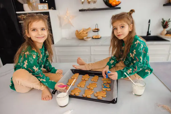 Petites Filles Mignonnes Préparant Des Biscuits Pour Noël — Photo