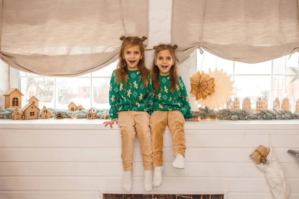 Δύο Χαριτωμένες Αδελφές Που Φαίνονται Αναμενόμενες Πριν Χριστούγεννα — Φωτογραφία Αρχείου