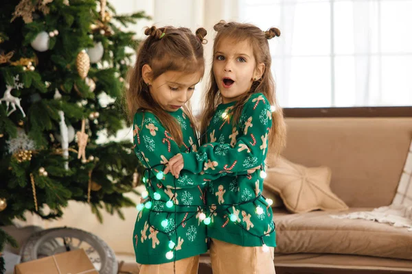 Δύο Χαριτωμένα Δίδυμα Κορίτσια Που Παίζουν Μαζί Παραμονή Χριστουγέννων — Φωτογραφία Αρχείου