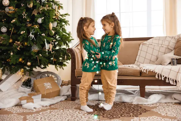 Δύο Χαριτωμένα Δίδυμα Κορίτσια Που Παίζουν Μαζί Παραμονή Χριστουγέννων — Φωτογραφία Αρχείου