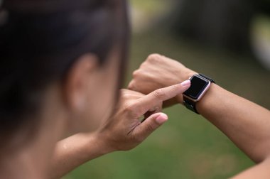 Zaman doldu. Kadının akıllı bakışlarına yakından bak.