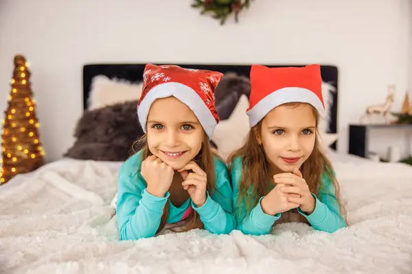 Adorables Jumeaux Dans Des Chapeaux Noël Jouant Lit — Photo
