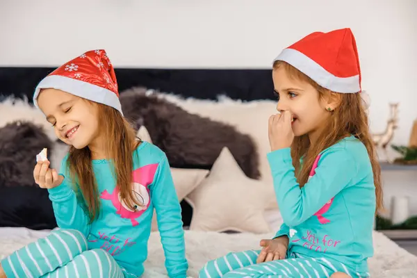 Förtjusande Tvillingar Julhattar Som Leker Sängen — Stockfoto