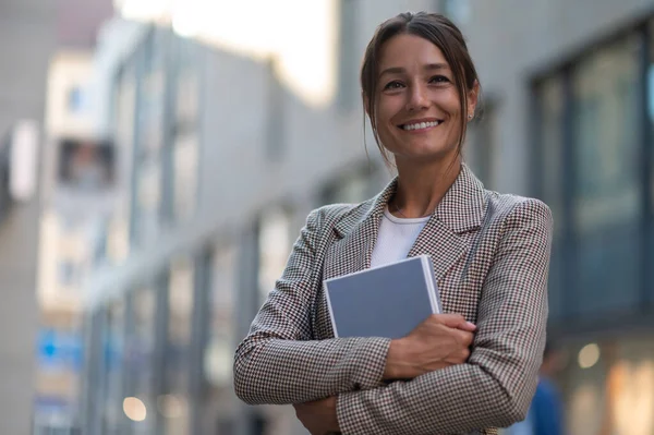 Wanita Bisnis Tersenyum Mengenakan Jaket Berwarna Krem Sambil Berpose Jalan — Stok Foto
