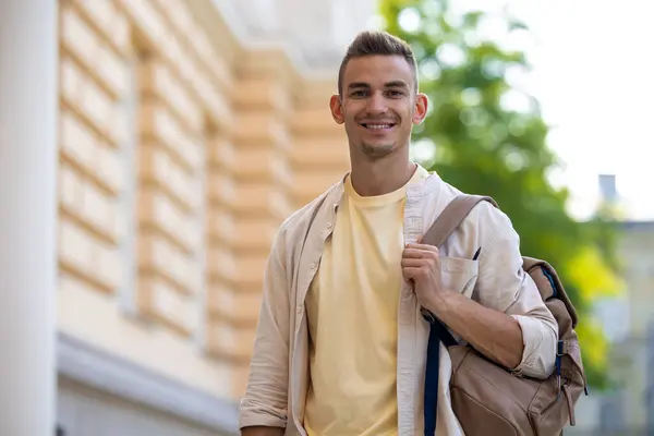 Estudiante Universitario Estudiante Sonriente Pelo Corto Con Una Mochila —  Fotos de Stock