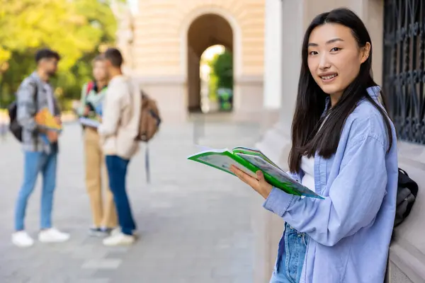 Asyalı Öğrenci Üniversite Bahçesinde Defteri Olan Asyalı Uzun Saçlı Kız — Stok fotoğraf