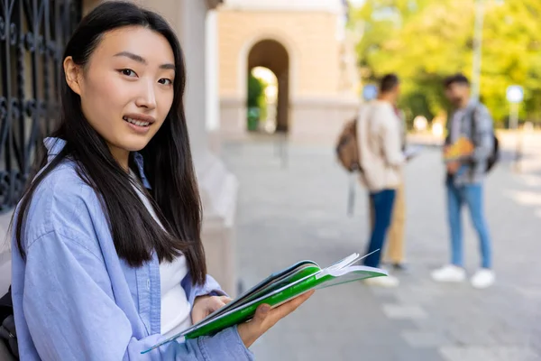 Asiatischer Student Asiatisch Langhaarig Mädchen Mit Ein Notebook Die Hochschule — Stockfoto