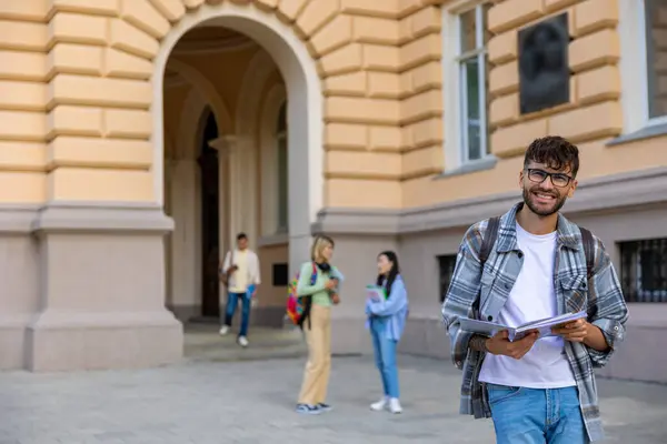 Student Junger Mann Mit Brille Und Kariertem Hemd Hof Der — Stockfoto