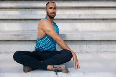 Yoga. Genç adam nilüfer çiçeğinde otururken egzersiz yapıyor.