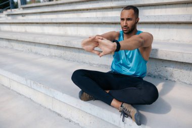 Yoga. Genç adam nilüfer çiçeğinde otururken egzersiz yapıyor.