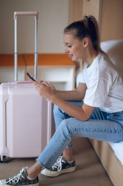 Gezgin. Bavullu hoş, modaya uygun bir genç kız.