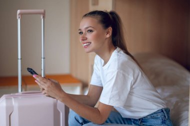 Gezgin. Bavullu hoş, modaya uygun bir genç kız.