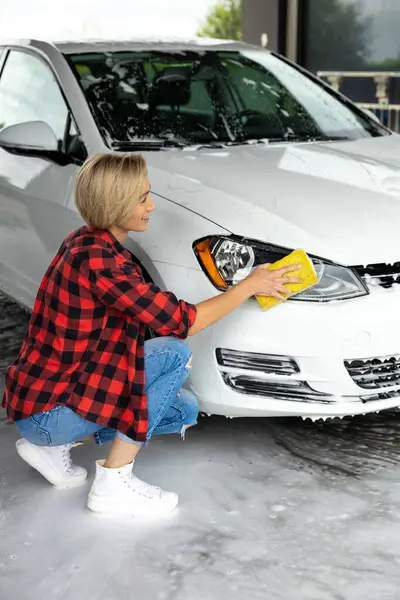 Autowäsche Mitarbeiter Einer Waschanlage Beim Reinigen Des Weißen Autos — Stockfoto