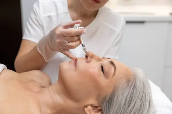 Противовозрастное Лечение Женщина Проходящая Антивозрастное Лечение Косметолога — стоковое фото