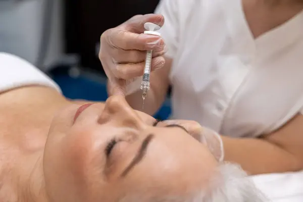 Age Hautbehandlung Patientin Erhält Age Behandlung Beim Kosmetologen — Stockfoto