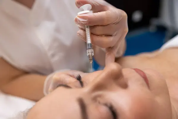 Hudbehandling Mot Alderdom Kvinnelig Pasient Som Har Antialdringsbehandling Hos Kosmetolog – stockfoto