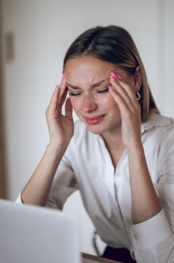 Yorgunum. Genç iş kadını uzun bir iş gününden sonra yorgun hissediyor.