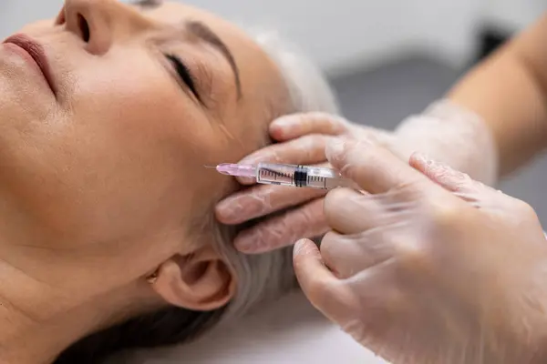 Vulinjecties Beautician Doet Filler Injecties Aan Een Volwassen Vrouwelijke Patiënt — Stockfoto