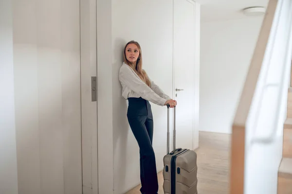 Hotel Female Traveler Suitcase Standing Room Hotel — Stock Photo, Image