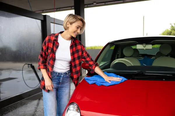 Car Cleaning Woman Red Checkered Shirt Wiping Car Napkin — Stock Photo, Image
