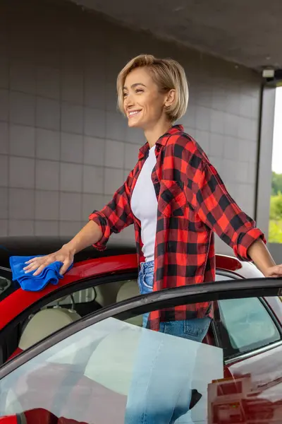 Car Wash Blonde Woman Standing Car Napkin Hand — Stock Photo, Image