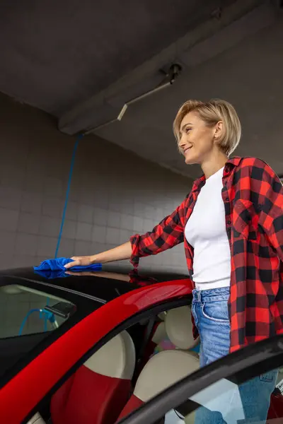 Υπηρεσία Αυτοκινήτων Νεαρή Χαμογελαστή Γυναίκα Καθαρίζει Αυτοκίνητο Και Αισθάνεται Καλά — Φωτογραφία Αρχείου