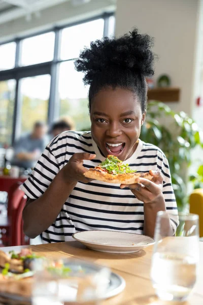 Позитивная Африканская Американка Кусочком Пиццы Руках — стоковое фото