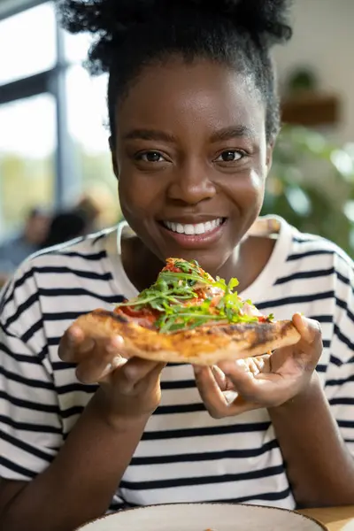 Positiv Afrikansk Amerikansk Kvinde Med Stykke Pizza Hænderne - Stock-foto
