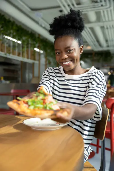 Довольно Молодая Темнокожая Женщина Ест Пиццу Чувствует Себя Хорошо — стоковое фото