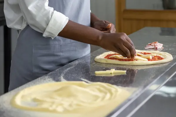 Wanita Berkulit Gelap Menyiapkan Adonan Untuk Pizza — Stok Foto