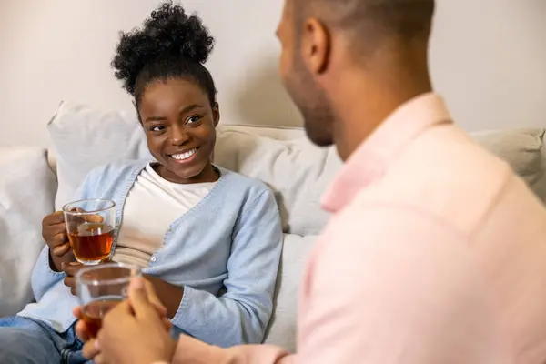 Šťastný Pár Mluví Pití Čaje Brýlí Sedí Pohovce Obývacím Pokoji — Stock fotografie