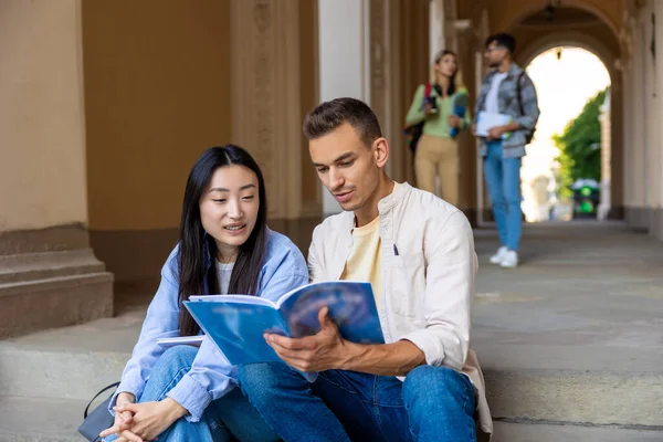 Zwei Multiethnische Studenten Sitzen Auf Treppen Auf Dem Campus Und — Stockfoto