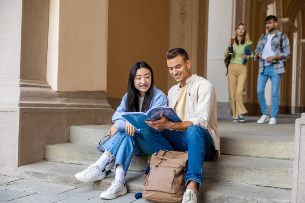 Zwei Multiethnische Studenten Sitzen Auf Treppen Auf Dem Campus Und — Stockfoto