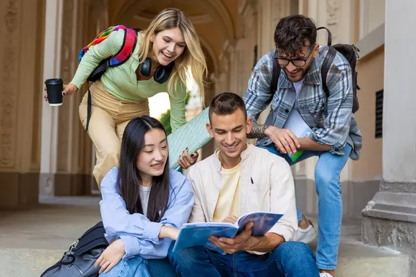 Junge College Studenten Lesen Bücher Und Arbeiten Gruppenprojekten Während Sie — Stockfoto
