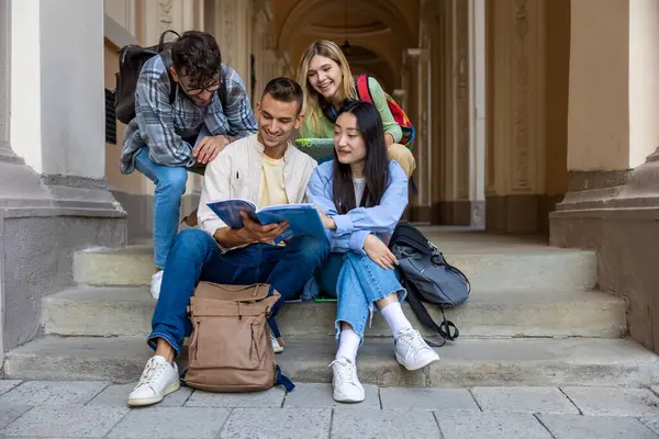 Genç Üniversite Öğrencileri Üniversite Kampüsünün Merdivenlerinde Otururken Grup Projesi Okuyor — Stok fotoğraf
