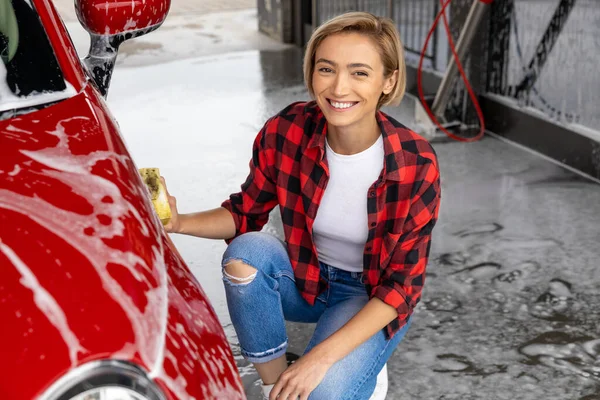 Car Washing Smiling Young Blonde Woman Washing Car — Stock Photo, Image