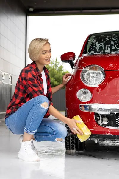 短髪の金髪の女性は車を洗って満足している — ストック写真