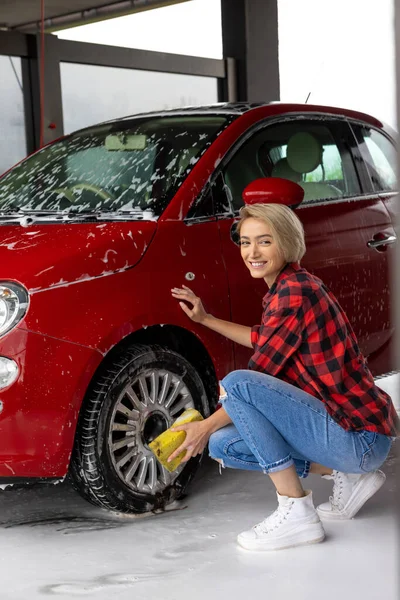 Car Wash Short Haired Blonde Woman Washing Car Looking Contented — Stock Photo, Image
