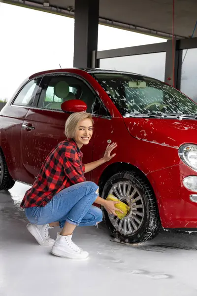 Biltvätt Korthårig Blond Kvinna Tvätta Bil Och Ser Nöjd — Stockfoto