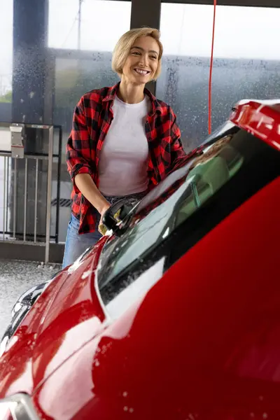 Καθαρισμός Αυτοκινήτου Νεαρή Γυναίκα Καρό Πουκάμισο Πλένει Ένα Αυτοκίνητο — Φωτογραφία Αρχείου