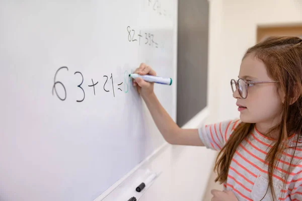 Маленькая Школьница Считает Математическое Уравнение Доске Школе — стоковое фото