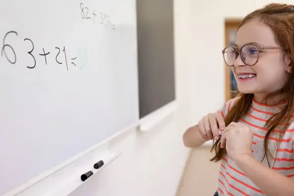 Μια Μαθητριούλα Που Μετράει Μαθηματικές Εξισώσεις Στον Πίνακα Στο Σχολείο — Φωτογραφία Αρχείου