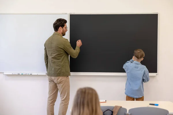 Μικρό Αγόρι Μαθητής Στέκεται Στην Τάξη Ενώ Μαθαίνουν Μαθηματικά Μάθημα — Φωτογραφία Αρχείου