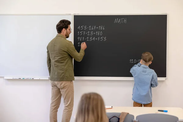 Άντρας Δάσκαλος Που Εργάζεται Αγόρι Μαθητή Στην Επίλυση Των Μαθηματικών — Φωτογραφία Αρχείου