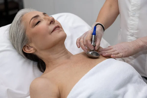 Mesotherapy Mature Gray Haired Woman Having Mesotherapy Treatment — Stock Photo, Image
