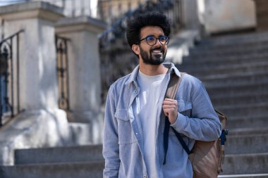 Hindu adam. Sakallı Hintli adam mutlu ve heyecanlı görünüyor.