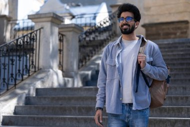 Hindu adam. Sakallı Hintli adam mutlu ve heyecanlı görünüyor.