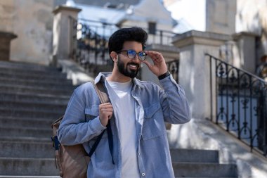 Hindu adam. Sakallı Hintli adam mutlu ve heyecanlı görünüyor.